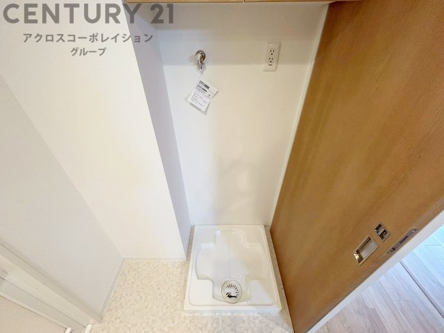 洗濯物の仕分け作業がしやすく、整理整頓が容易になります。洗濯音や湿気を他の部屋に持ち込まず、生活環境を快適に保ちます。上部を活用すれば収納スペースを確保でき洗剤や洗濯用品の整理もしやすくなります。　
