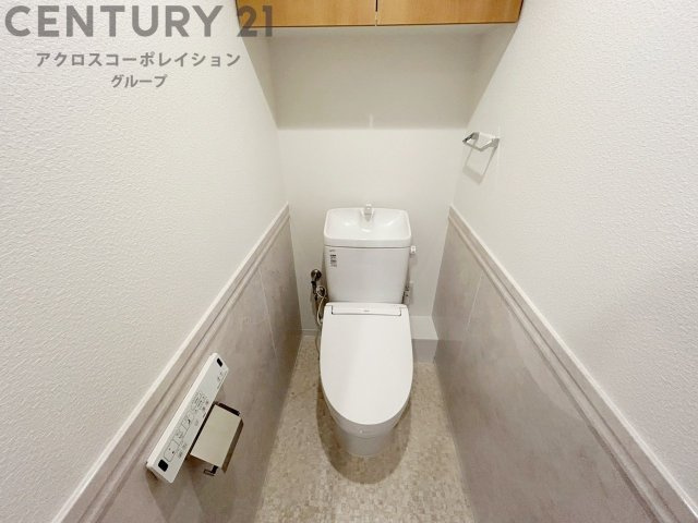 温水洗浄便座付トイレは温水洗浄機能により、暖かい水でおしりを洗浄することができ、冷たい水を使う従来の便座に比べ、温水洗浄機能で暖かいトイレを提供し、快適な使用を可能にします。　