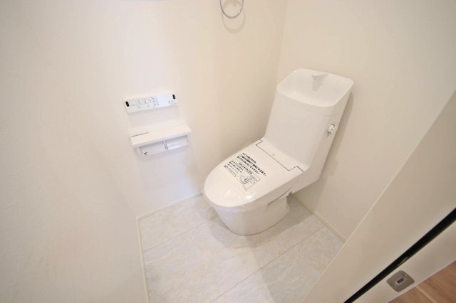 白を基調とした清潔感あるトイレ、温水洗浄機能付きです