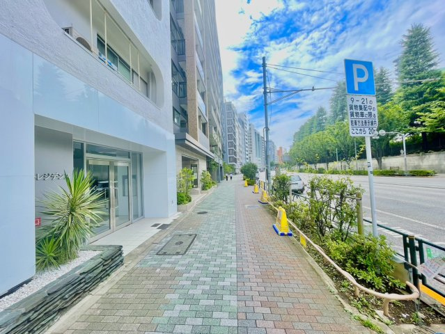 【周辺環境】ライフ四ツ谷店徒歩10分/成城石井市ヶ谷店徒歩10分/ファミリーマート徒歩1分/外濠公園徒歩7分/北の丸公園徒歩21分/千鳥ヶ淵公園徒歩26分