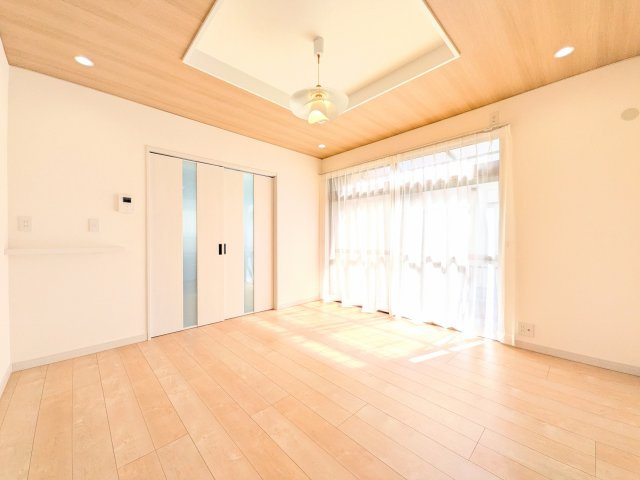 クロスやフローリング貼替済みです！木のぬくもりが感じられるあたたかみのあるリビングがいいですよ♪