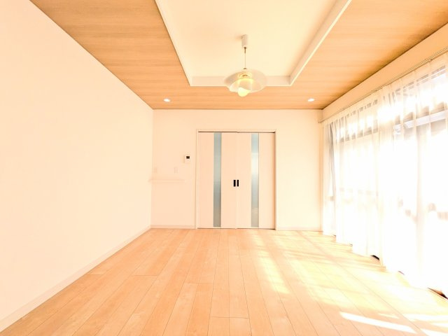窓から採光たっぷり入る明るいお部屋。キッチンに隣接しておりリビングとしてのご使用がよさそうです♪