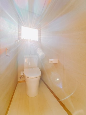 ■トイレ｜暖かな日差しが差し込むトイレは落ち着く空間になります。