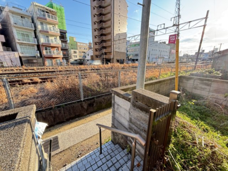 線路沿いならではの開放感ある眺望。視界を遮る建物が少なく、空の広がりを感じられるのが魅力です。室内の窓まわりをリフォームし、防音性や断熱性を高めることで、眺望を楽しみながら快適な住空間を実現できます。