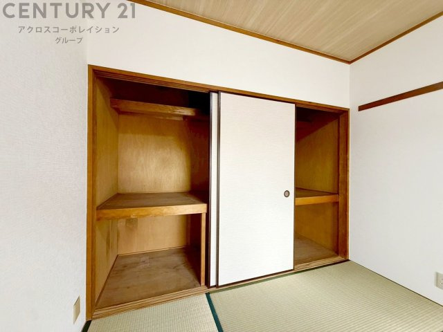 押入れは季節の衣類、寝具などを収納できます。伝統的な美しさと実用性が融合し、収納物を保護する調湿・換気効果があります。使い方によっては書類や小物なども効果的に整理でき空間を有効活用できます。　