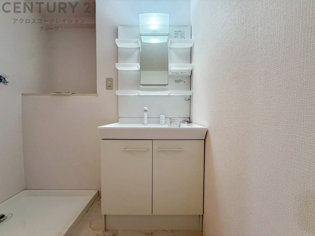 化粧品や洗顔料、歯ブラシなどの必需品をまとめて置ける収納スペースがあり、使用するたびに取り出す手間が省けます。また、水回りのため、濡れても大丈夫な素材が使用されており、お手入れが簡単です。　