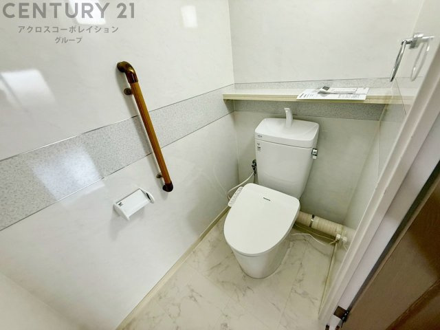 温水洗浄便座付トイレは温水洗浄機能により、暖かい水でおしりを洗浄することができ、冷たい水を使う従来の便座に比べ、温水洗浄機能で暖かいトイレを提供し、快適な使用を可能にします。　
