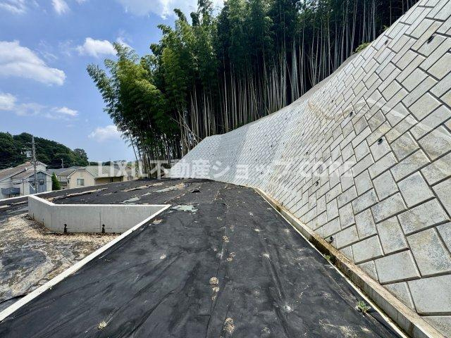前面道路は閑静な住宅地をはしる車通りの少ない道路。お車の出し入れが苦手なママや小さなお子様にも安心　