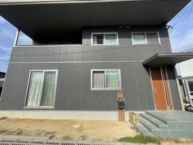 スタイリッシュな外観に調和したシンプルな外構で、すっきりとした印象が魅力です。植栽など、お好みに合わせて自由にアレンジできる余白もポイント。住まい全体の存在感を引き立てるバランスの良い外構です。