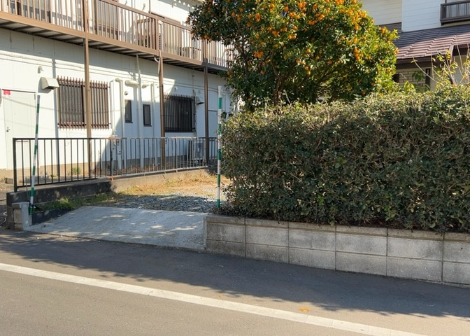 土地の形が極端に長細かったり、狭小地、あるいは道路との高低差がある傾斜地だった場合、後々売ろうとしても買い手がつかない場合もあります。後々、売却することになった時に価値の下がらない土地を選びましょう。