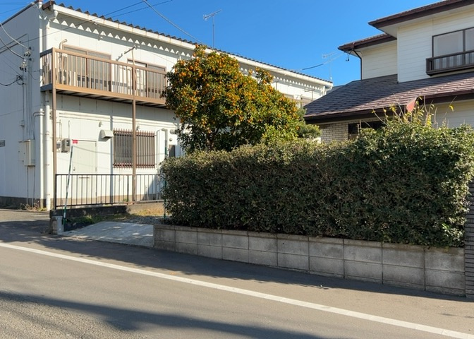 土地の面積＝住宅面積ではありません。建ぺい率の問題などで、土地のある場所によって住宅を建てられる面積は限られています。高さもしかり、「土地」という言葉の中には、建築条件も含まれると考えておきましょう。