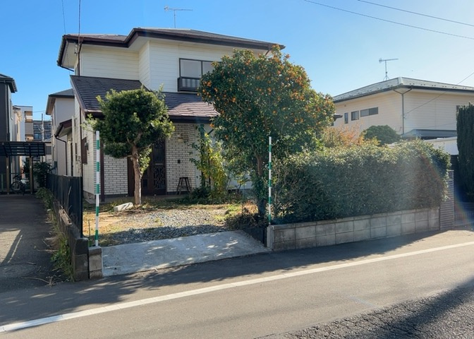 土地購入を検討されている場合、境界杭がない状態で購入してしまうと境界確定測量をする必要があり、費用がかかります。購入の前に、売主、隣土地所有者立ち合いのもと境界を確定し境界杭を設置するのがベストです。