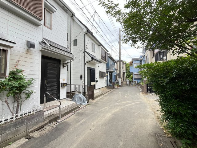 前面道路含む現地写真です