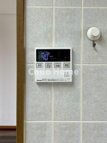 【給湯リモコン】外での一日を忘れさせてくれるオートバス機能でお好みの湯量・温度に調整された浴槽。