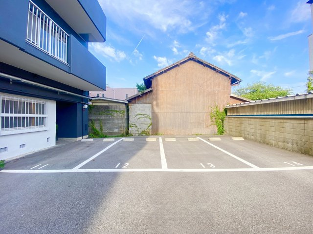 建物南側にある敷地内駐車場です。北側にもあります。