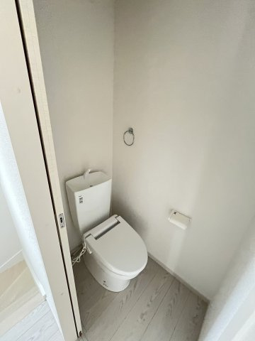 施工例。2階にもトイレです。施工例は完成時と異なる場合があります。