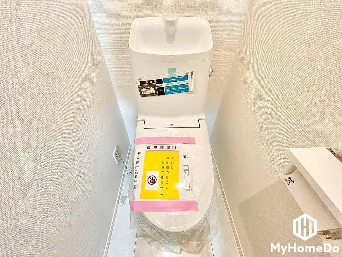 明るく清潔感溢れるトイレです。