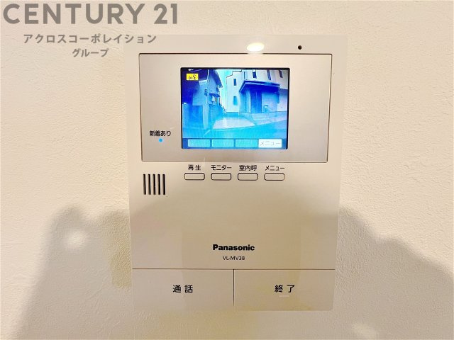 訪問者が来たときにテレビ画面で確認できるため、安心してドアを開けられます。録画機能があるものもあり、留守中に来訪者を記録しておくことができます。利便性が高く、セキュリティ面でも安心です。