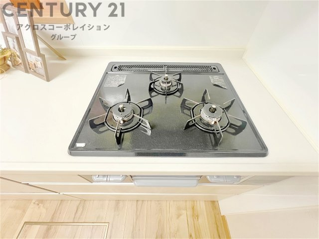 多数の調理器具を同時に使用でき、料理の効率化が可能。省エネで節約になり、様々な料理スタイルに適応できます。また、火力調整が独立しており、手入れや掃除もしやすく、今よりもっとお料理が楽しくなるかも。