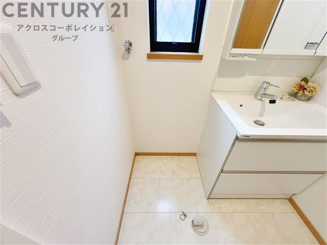 洗濯物の仕分け作業がしやすく、整理整頓が容易になります。洗濯音や湿気を他の部屋に持ち込まず、生活環境を快適に保ちます。上部を活用すれば収納スペースを確保でき洗剤や洗濯用品の整理もしやすくなります。