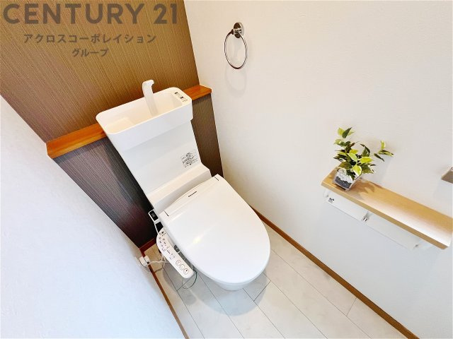 温水洗浄便座付トイレは温水洗浄機能により、暖かい水でおしりを洗浄することができ、冷たい水を使う従来の便座に比べ、温水洗浄機能で暖かいトイレを提供し、快適な使用を可能にします。