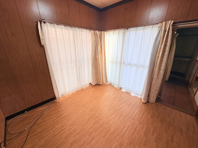 大きな窓から自然光が差し込む明るい洋室です。風通しも良く一年を通して快適に過ごせます。寝室や趣味部屋としてはもちろん在宅ワークのスペースとしても活用しやすく暮らし方に合わせて自由に使えるお部屋です。