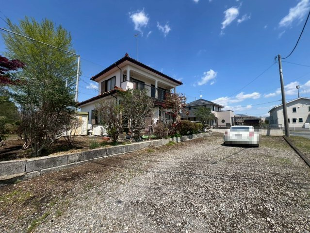 広い駐車場スペース。お車が好きな方は多くのお車を駐車いただけます。5台以上駐車可能。建物の東側にも北西道路から駐車可能です。