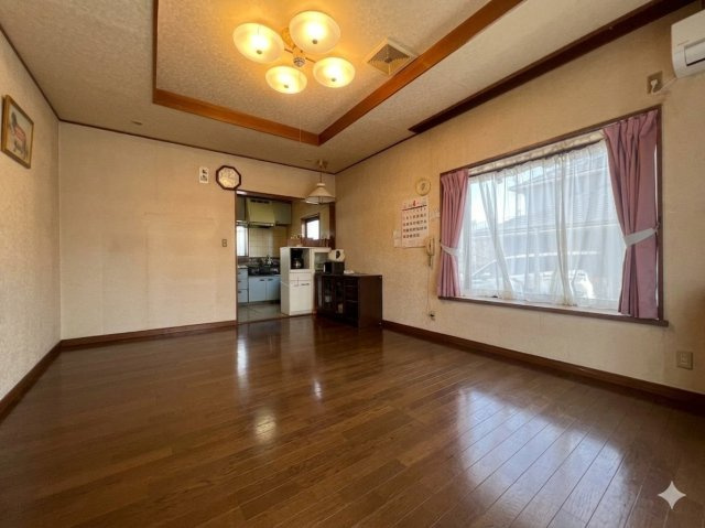 大きな掃き出し窓と東の出窓があり陽当たり良好。折り上げ天井があり室内が広く感じます。是非ご体感下さい。