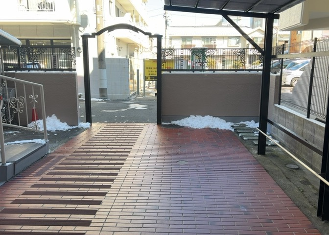 ロビーというと、エントランスと何がちがうの？と思いますよね。実はロビーとエントランスには明確な決まりはありません。物件によっては、エントランスを入って広がるある程度の広さのある空間がロビーとなります。