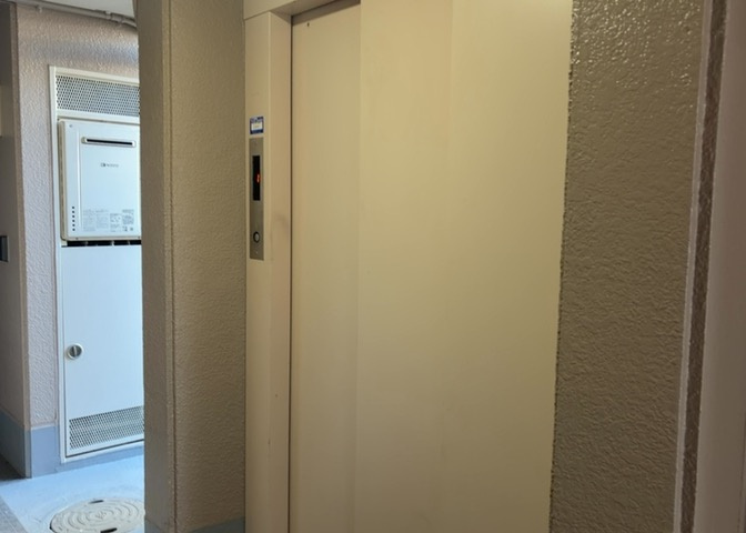 共用部分は、一棟の建物に住む区分所有者全員が共同で所有するとし、共用部分の管理、補修などは、区分所有者で形成される管理組合が行います。個人の判断で勝手に変更することはできませんので覚えておきましょう。