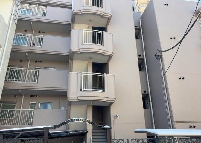 道幅が広い場所は日当たりや風通が良好です。幅が広いのですれ違いも可能ですし大きな車でも駐車可能！一方で、大型車が通ることも多くなるため交通量の増加により騒音に繋がります。また土地の値段が高くなります。