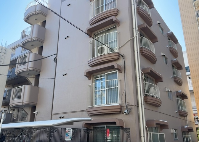 ＲＣ造、Reinforced　Concreteは直訳すると補強されたコンクリートです。主に柱や梁・床・壁が鉄筋とコンクリートで構成おり、鉄筋を組んだ型枠にコンクリートを流し込んで固めたものを指します。