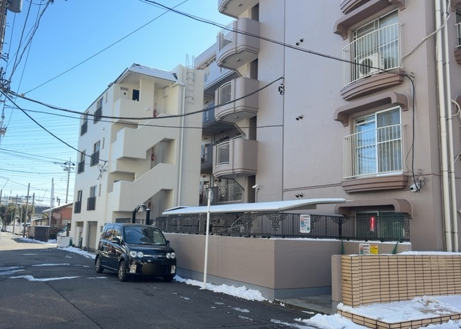 外観はマンション管理がされているかの目安になります。築年数が古いと、壁面は劣化してひび割れが生じることも！建物が古びていても細かいところが修繕されていると、きちんと管理されているなぁと感じるでしょう。