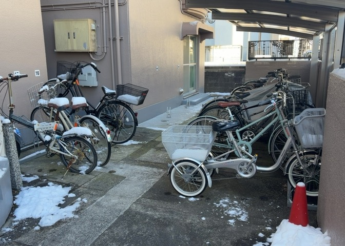 車一台あたりに必要なスペースは、標準サイズの普通自動車で横幅2m50cm、長さ5mは必要になります。ただし、乗降のことも考慮して横幅3m30cm、長さ5m50cmほどは確保できるところを選びましょう。