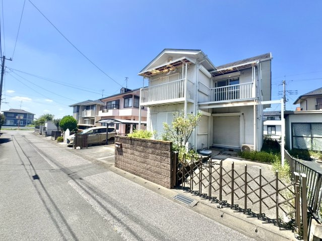 ■外観｜周囲の見渡しが良く、車の出入りの際も安全確認がしやすいため、小さなお子様がいるご家庭でも安心です♪