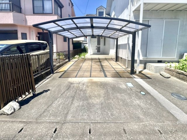 ■外観｜雨や雹、鳥の糞などから大切な愛車を守ることが出来る嬉しいカーポート付き♪