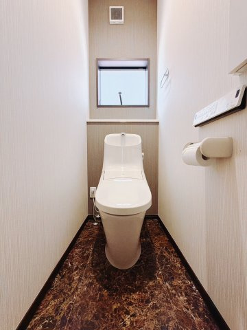 ■トイレ｜1階と2階にトイレがございます♪窓があるので換気の際も楽ちんです♪