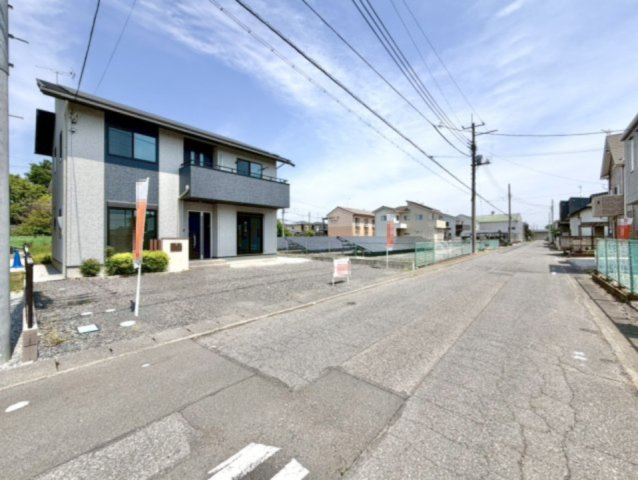 ■外観｜周囲の見渡しが良く、車の出入りの際も安全確認がしやすいため、小さなお子様がいるご家庭でも安心です。
