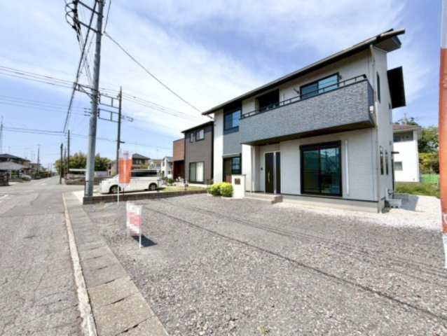 ■外観｜道路幅にゆとりがあることで駐車もしやすく、来客時や複数台利用の際にもストレスを感じにくいのが魅力の一つです♪