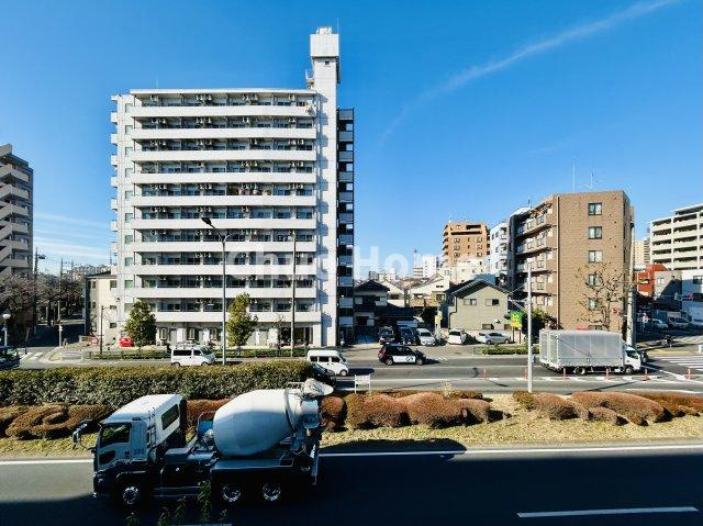 手を伸ばせば、ふれることが出来そうな環境が、そのままインテリアになったような印象です。その豊かな眺望にふさわしい空間には、通風・採光にも優れ、心地よい光と風があふれています
