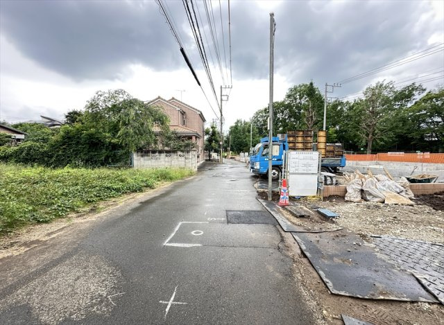ゆとりある前面道路が広がる、開放感のある住環境。車の出し入れもしやすく、毎日の暮らしにゆとりをもたらします。