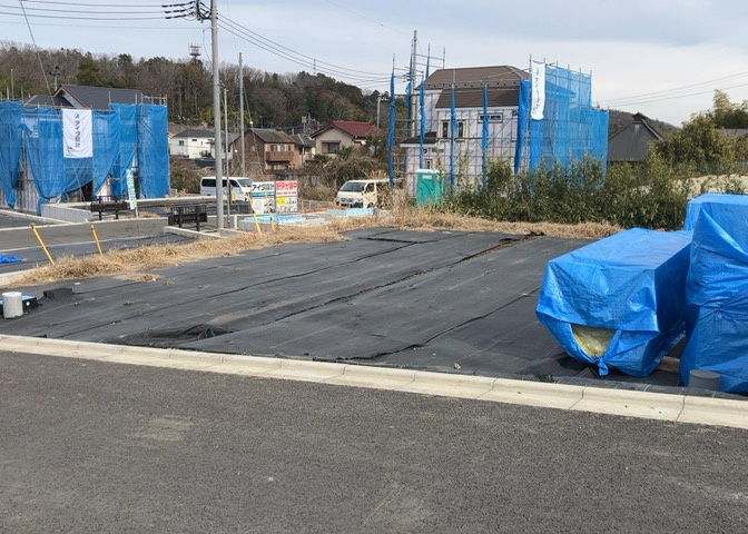 土地購入を検討されている場合、境界杭がない状態で購入してしまうと境界確定測量をする必要があり、費用がかかります。購入の前に、売主、隣土地所有者立ち合いのもと境界を確定し境界杭を設置するのがベストです。