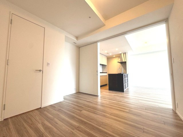 【居室】シックな色調とともに、通風・採光や使い勝手にもこだわりが見える、居住空間として高い基本性能が備えられたプライベートルーム。自分だけの時間を過ごす空間が作れます。　