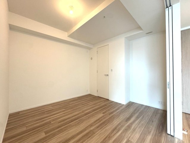 【居室】リビング横のお部屋なのでお子様の勉強部屋として使うものいいですね。いつもリビングに家族の気配を感じられる環境ならお子様も安心して勉強に取り組めることでしょう。　