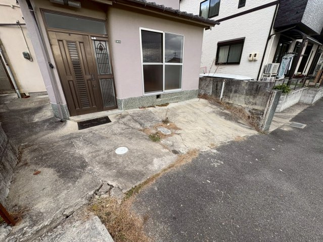 玄関前には駐車スペースを確保。お車を敷地内に停めることができ荷物の出し入れや雨の日の乗り降りにも便利。玄関までの距離が近く日々の生活動線もスムーズ。住まいとしての使いやすさと安心感を感じられるスペース