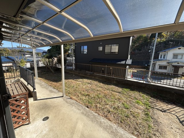 屋根付きテラスのある庭スペースは雨の日の洗濯や外遊びにも便利な実用性の高い空間です。適度な広さがあり家庭菜園やガーデニングも楽しめます。道路との距離も確保されており周囲の視線が気になりにくい住環境です