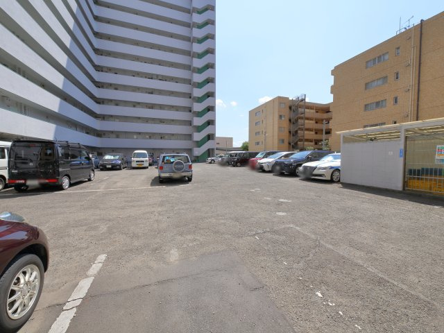 ■【Common　area　-　Parking　lot】こちらは駐車場になります。