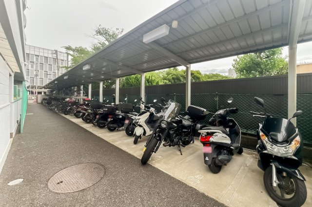 ■【This　is　a　bike　parking　area】こちらはバイク置き場になります。