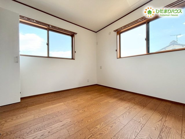 勉強机やベッドを置いてもすっきりと収まる使い勝手の良い洋室！2面彩光の明るいお部屋でお勉強も捗ります(/・ω・)/