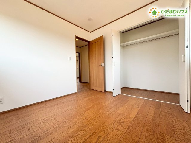 独立した収納があることで、小さなお子様が自分でお片付けをする習慣を自然と身に付けやすく、のびのびと成長できる空間です！